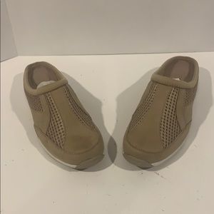 NWOT Cloud walker woman’s shoes